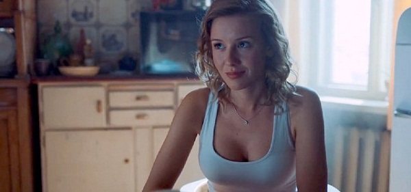 кадр из сериала «Крыша мира»