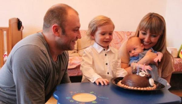 На фото: Константин Соловьев и Евгения Ахрименко с сыновьями