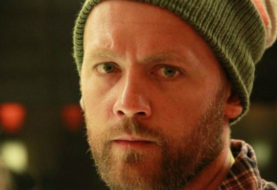 Сначала Денис Шведов учился в Институте туризма